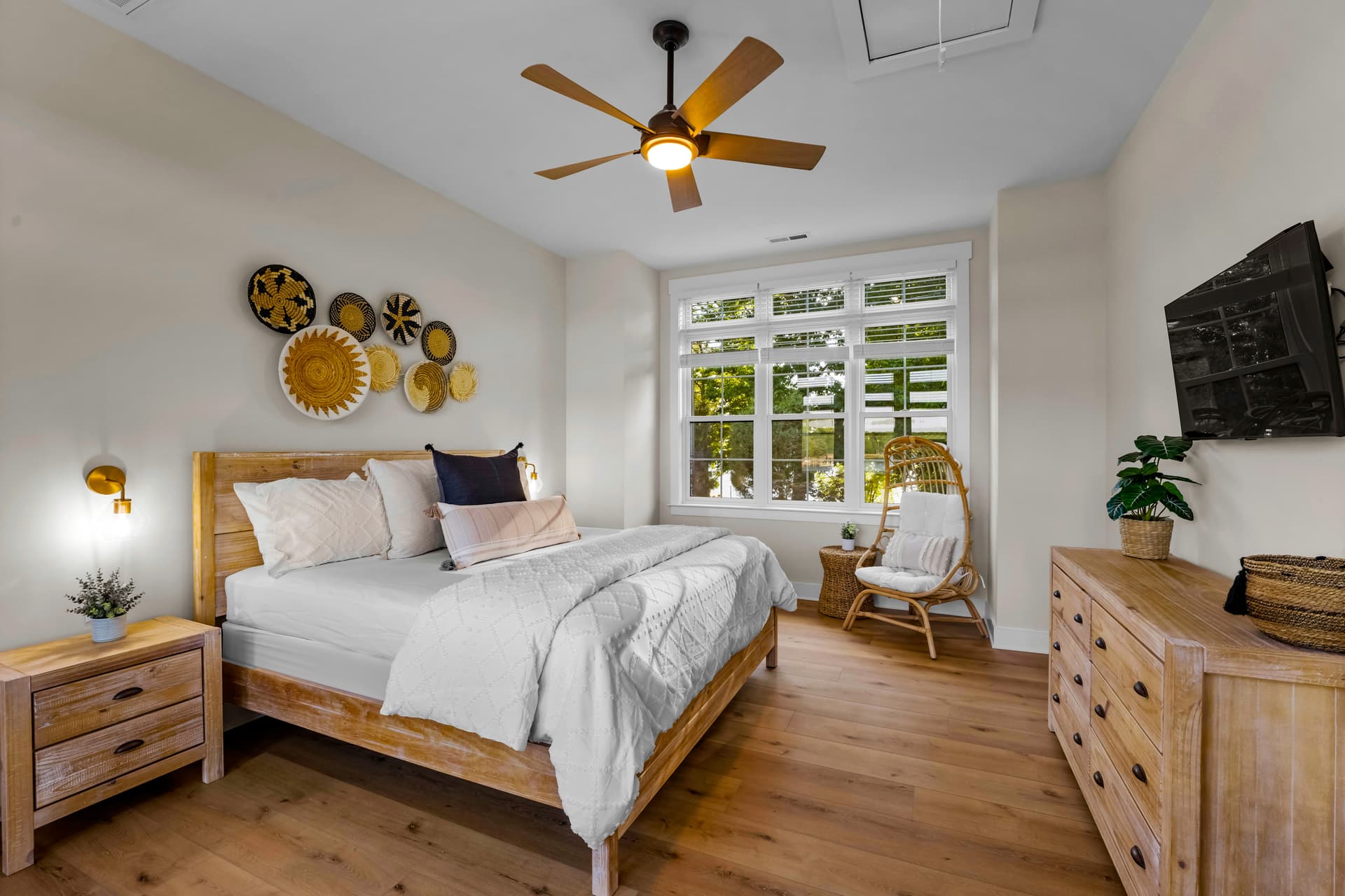 Hogan Crest - Image 27