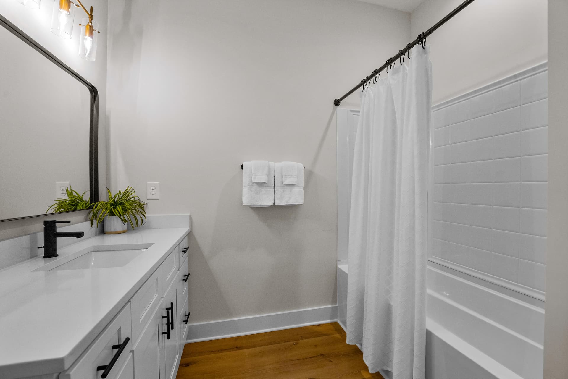 Hogan Crest - Image 45