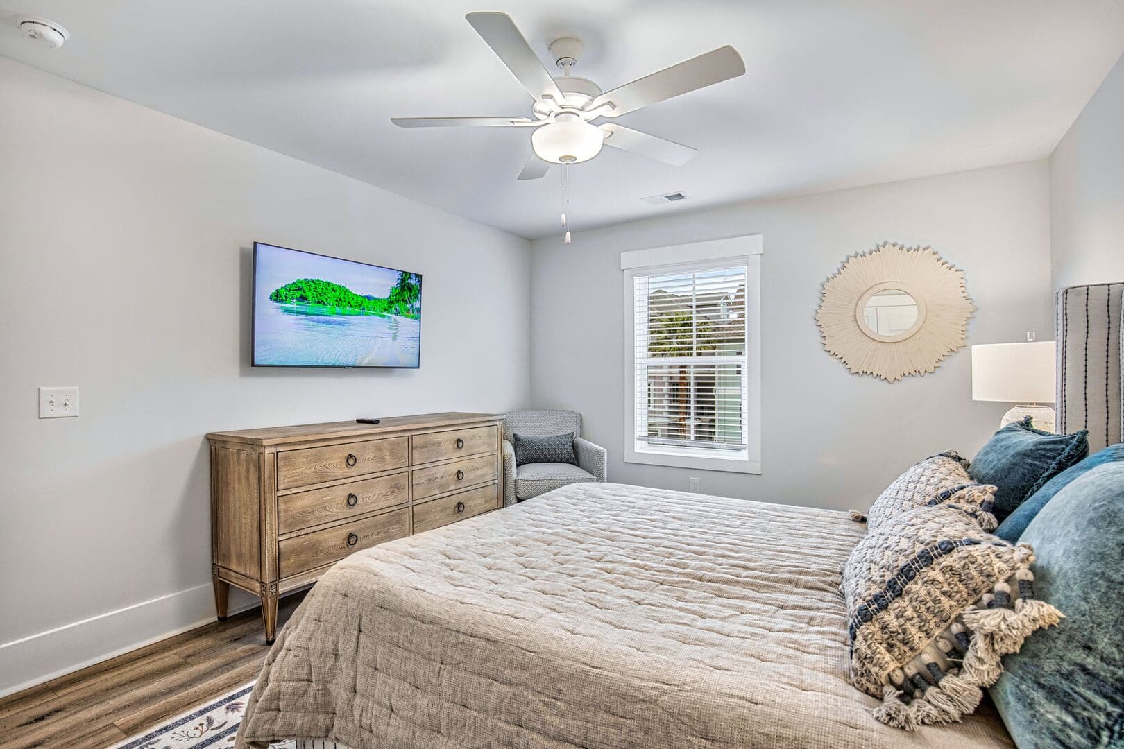 Tip Toe to the Beach - Image 13