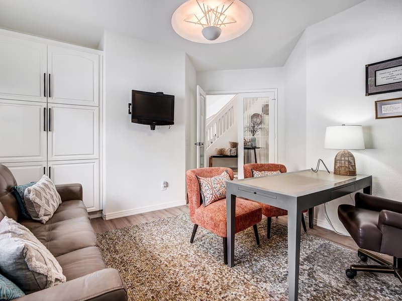 Lakeshore Luxury Chalet - Image 18