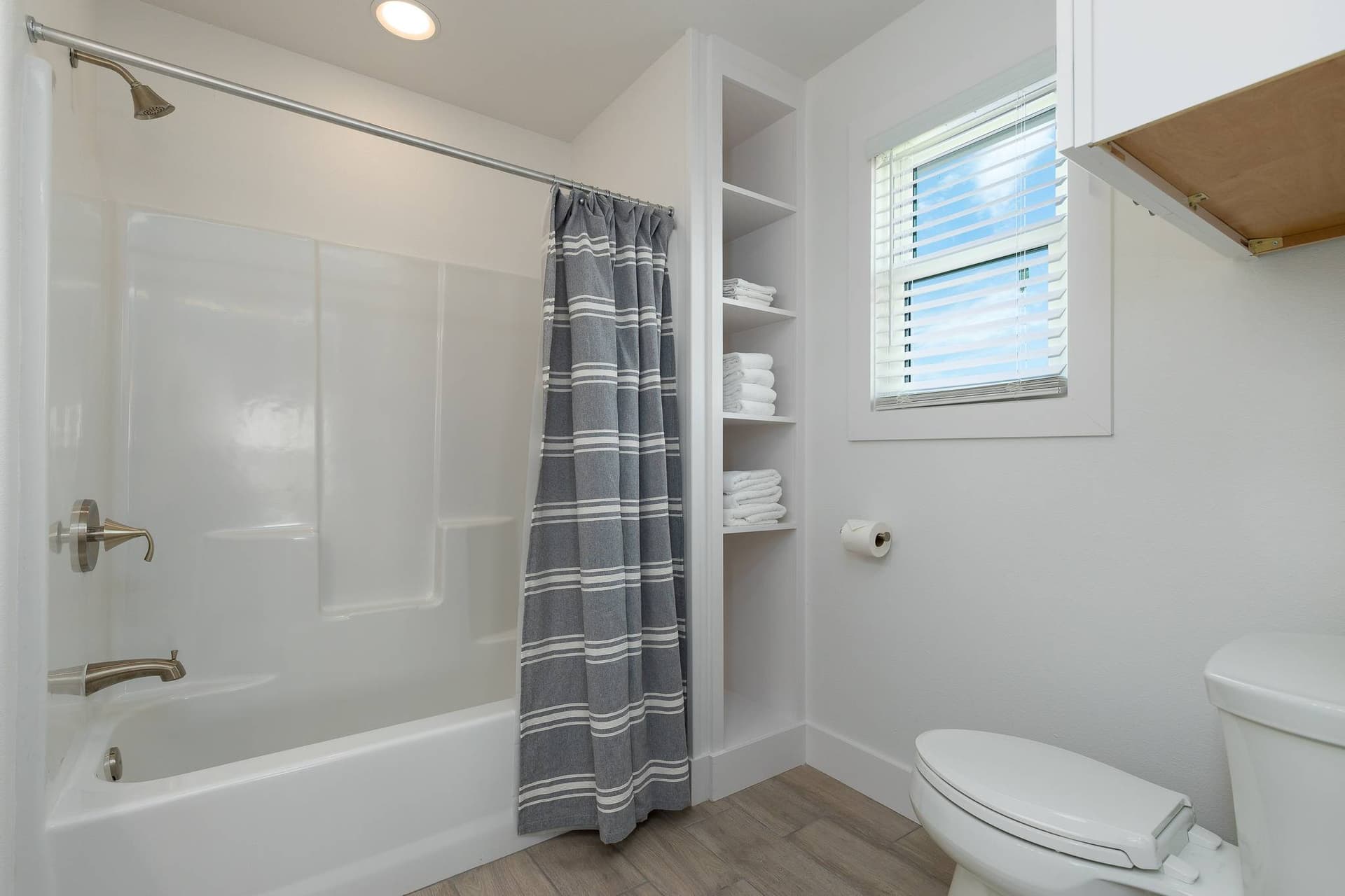 Skiff House - Image 7