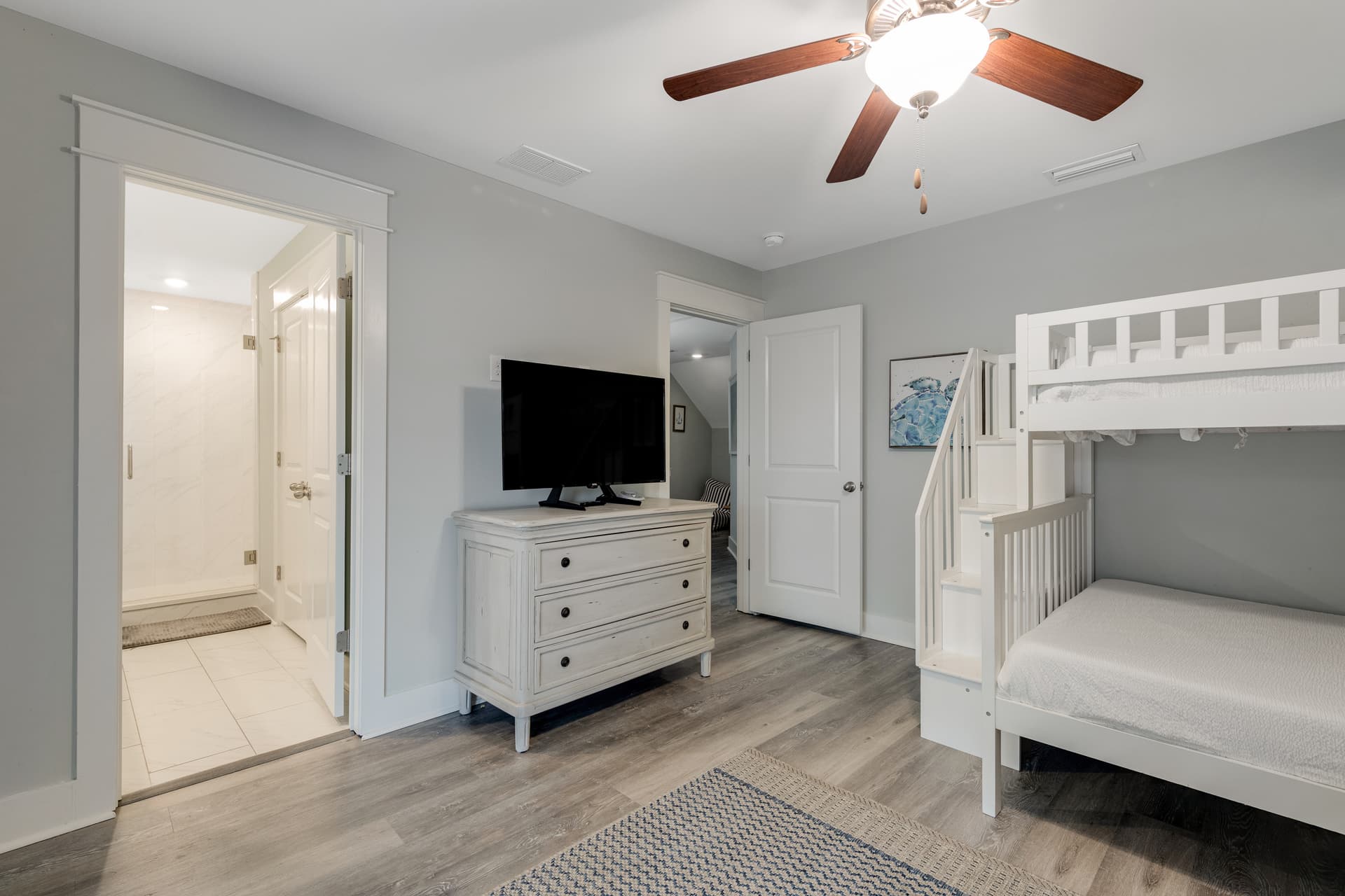 Porches N' Paradise House - Image 17