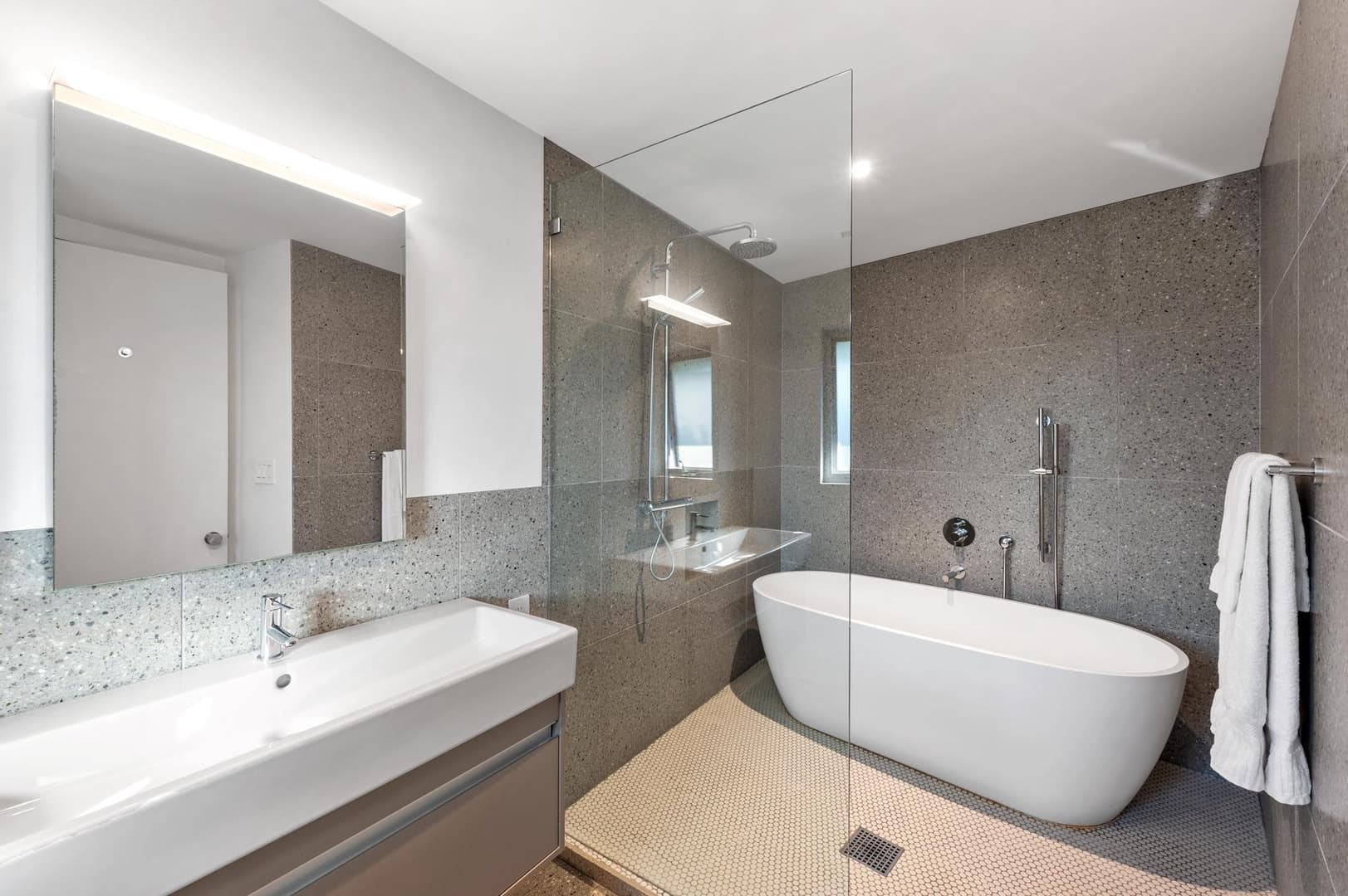 Beachfront Modern Retreat - Image 18