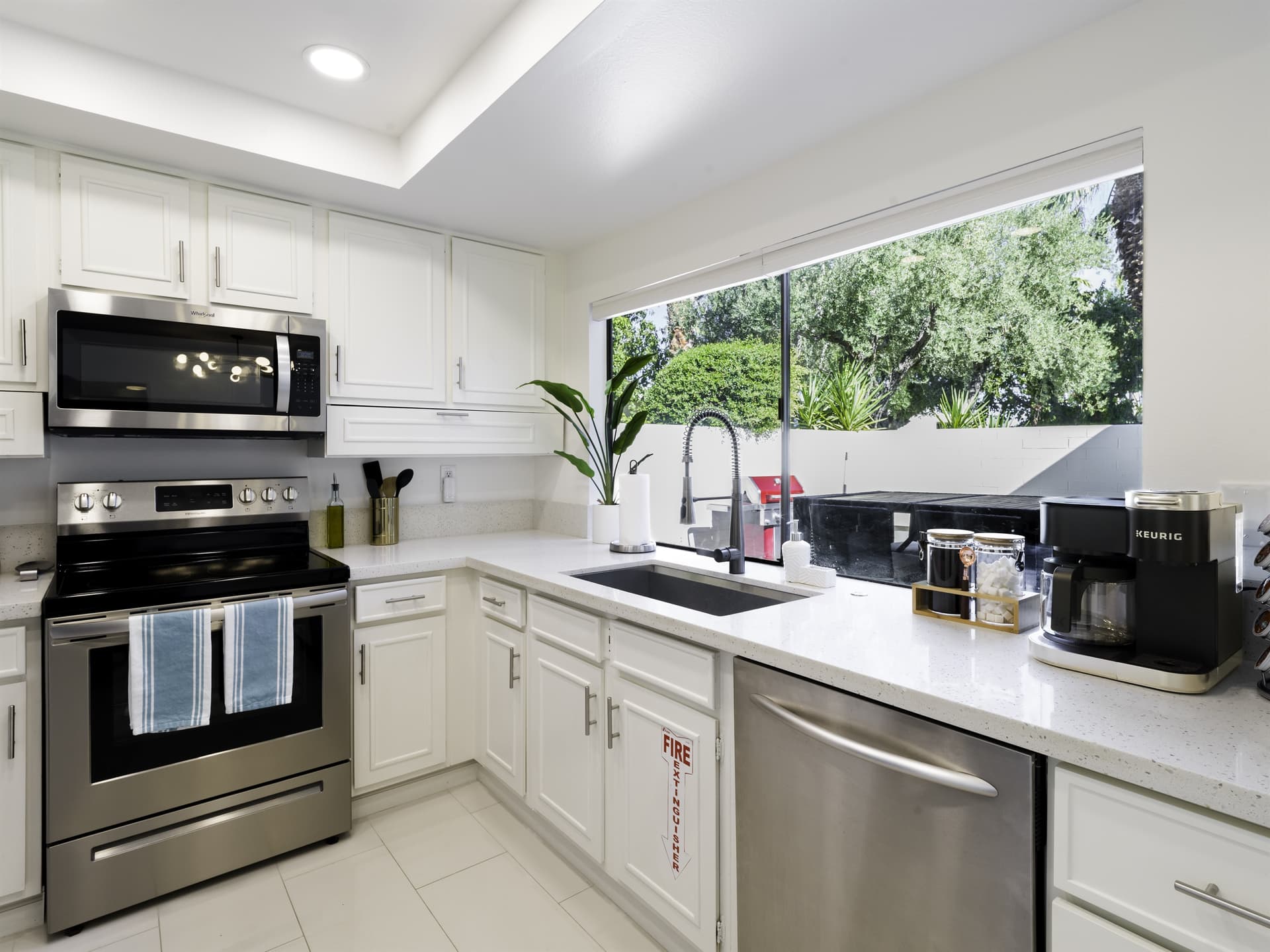 Bamboo Bungalow - Image 10