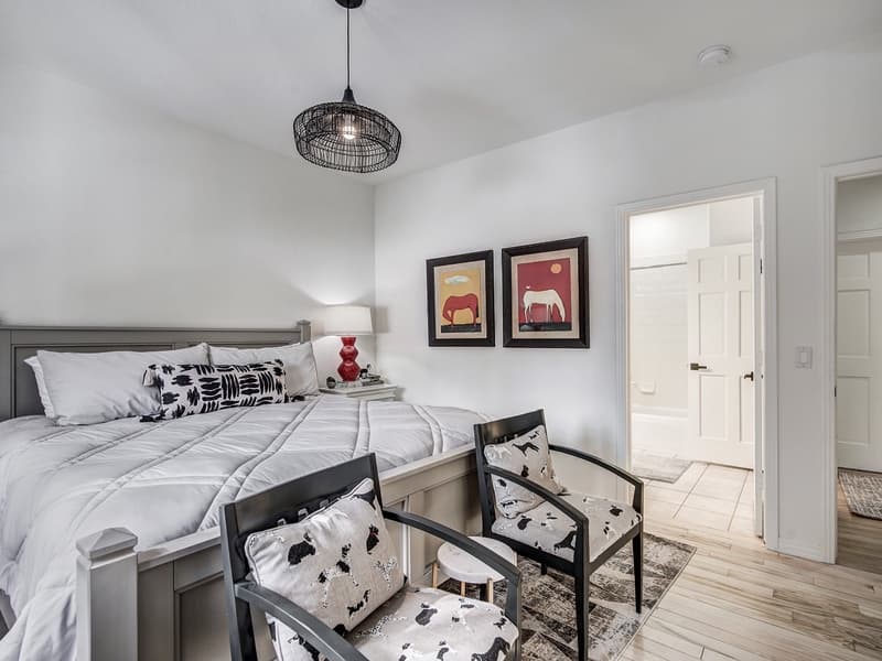 Lakeshore Luxury Chalet - Image 24