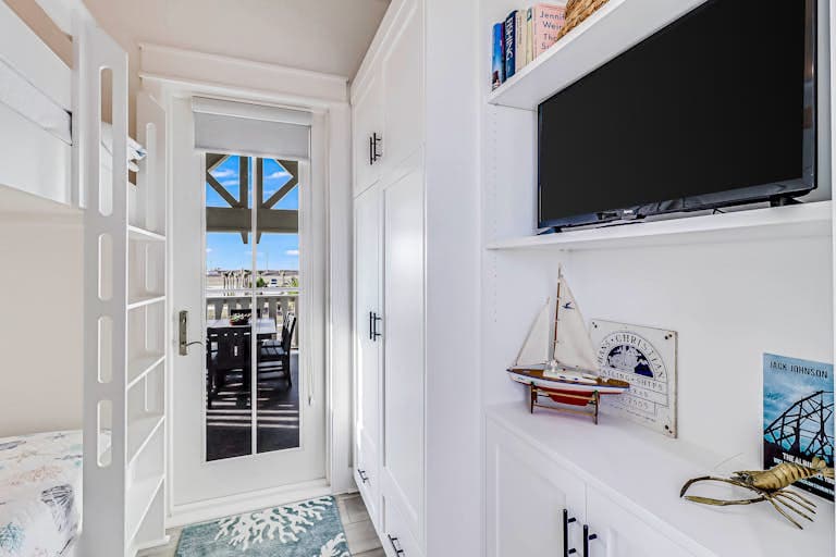 Commodore’s Hideout - Image 18