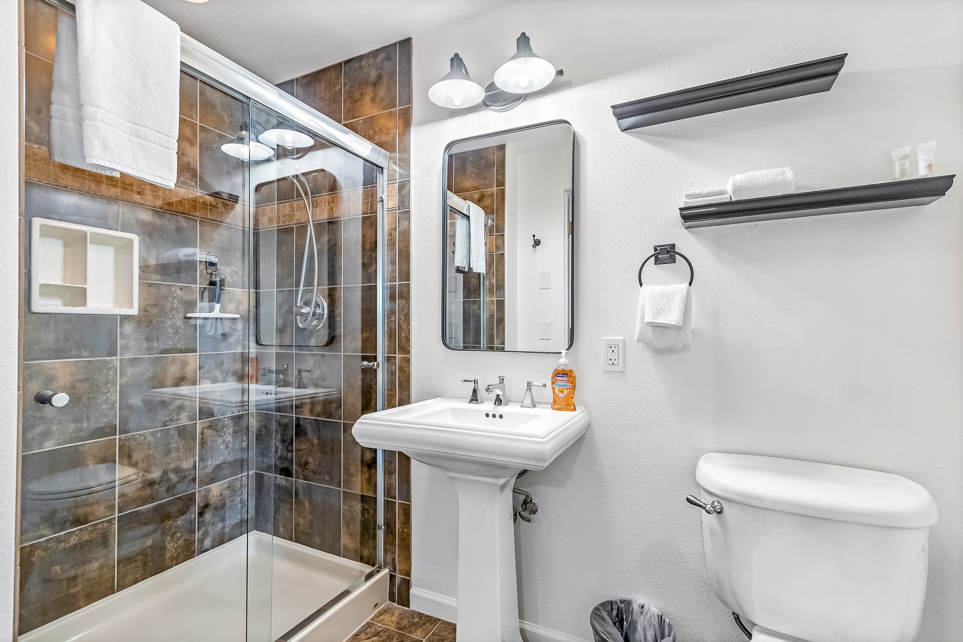 Lake View Getaway - Image 7