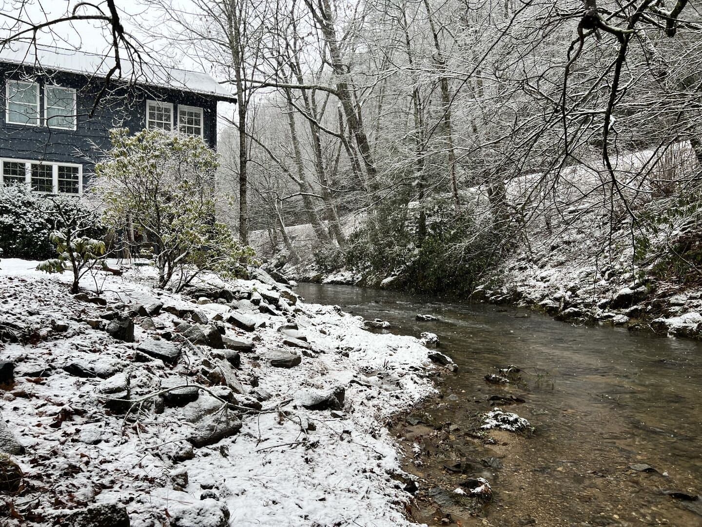 Riverside Retreat - Image 40