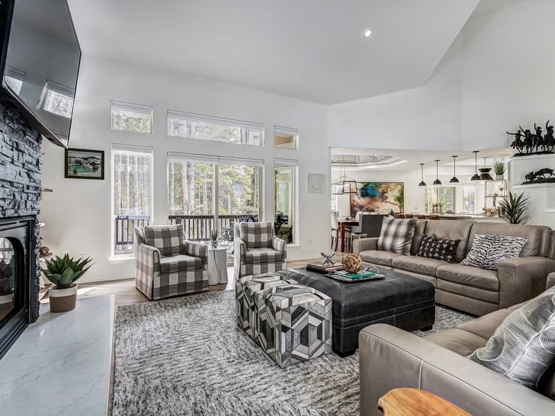 Lakeshore Luxury Chalet - Image 5