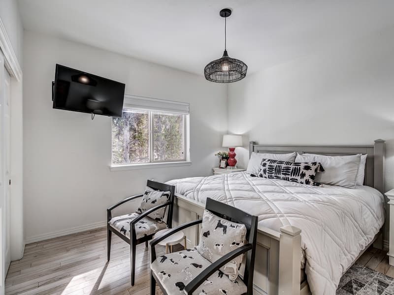 Lakeshore Luxury Chalet - Image 23