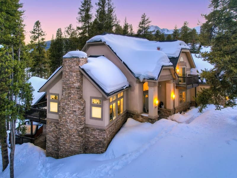 Lakeshore Luxury Chalet - Image 62