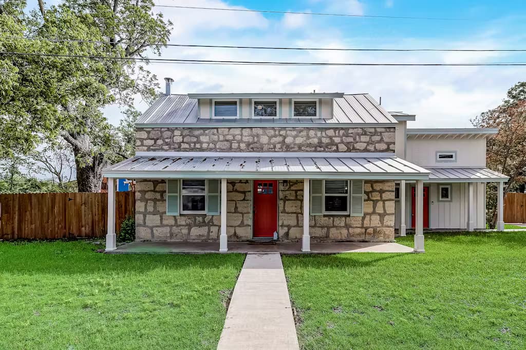 Downtown Charmer - Image 1