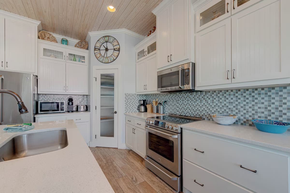 Postcard From Paradise - Image 7