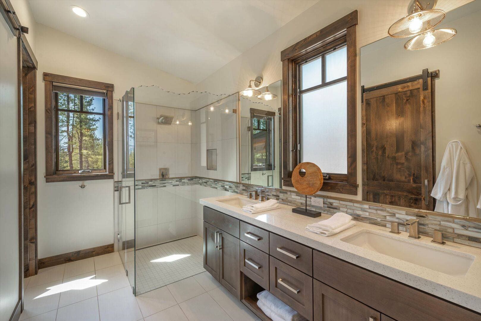 Lavish Cabin at Gray's Crossing - Image 17