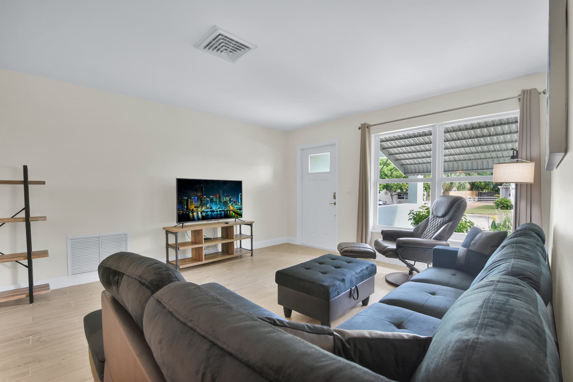 North Lake Worth Home  - Image 3