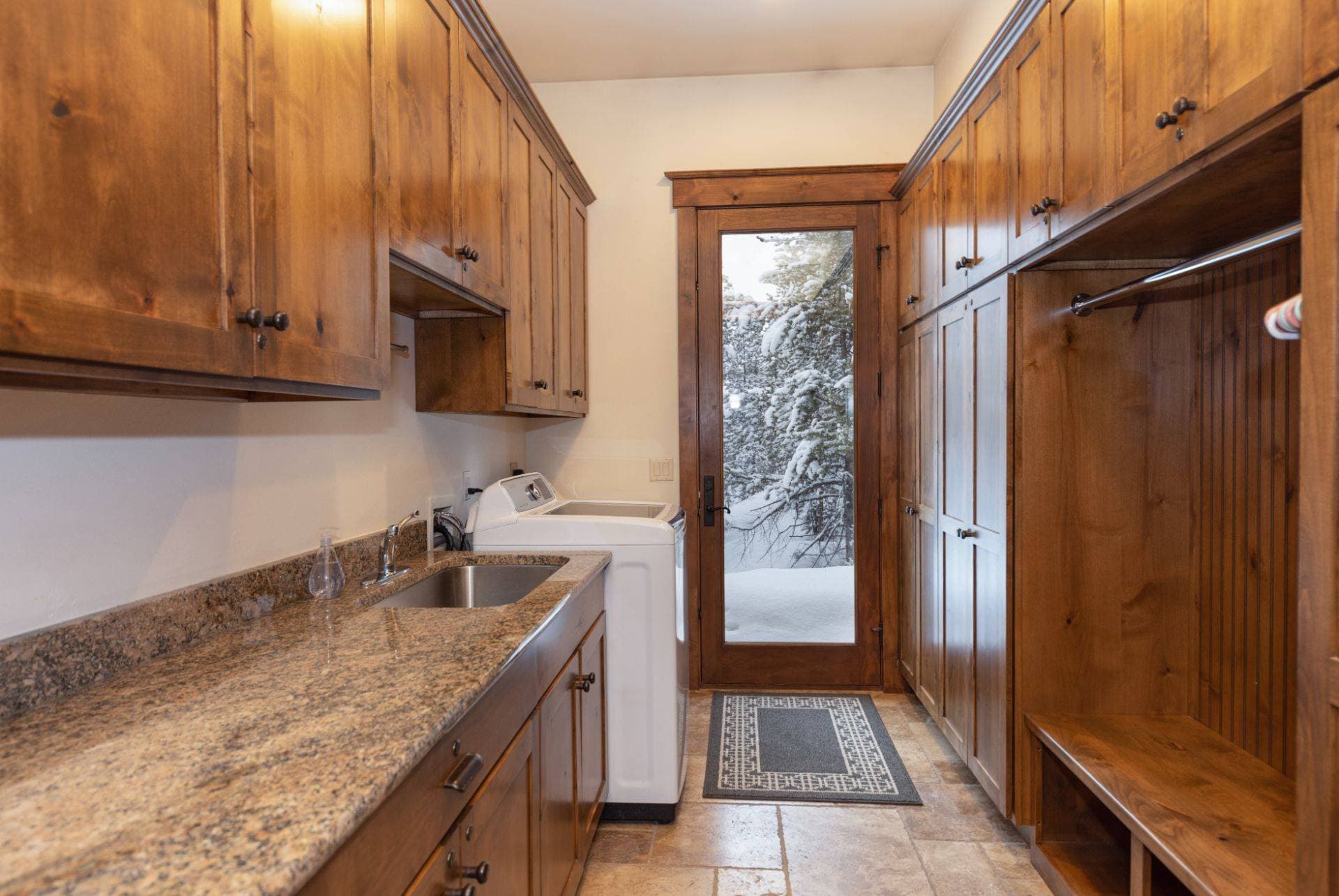 Last Nickel Lodge - Image 34