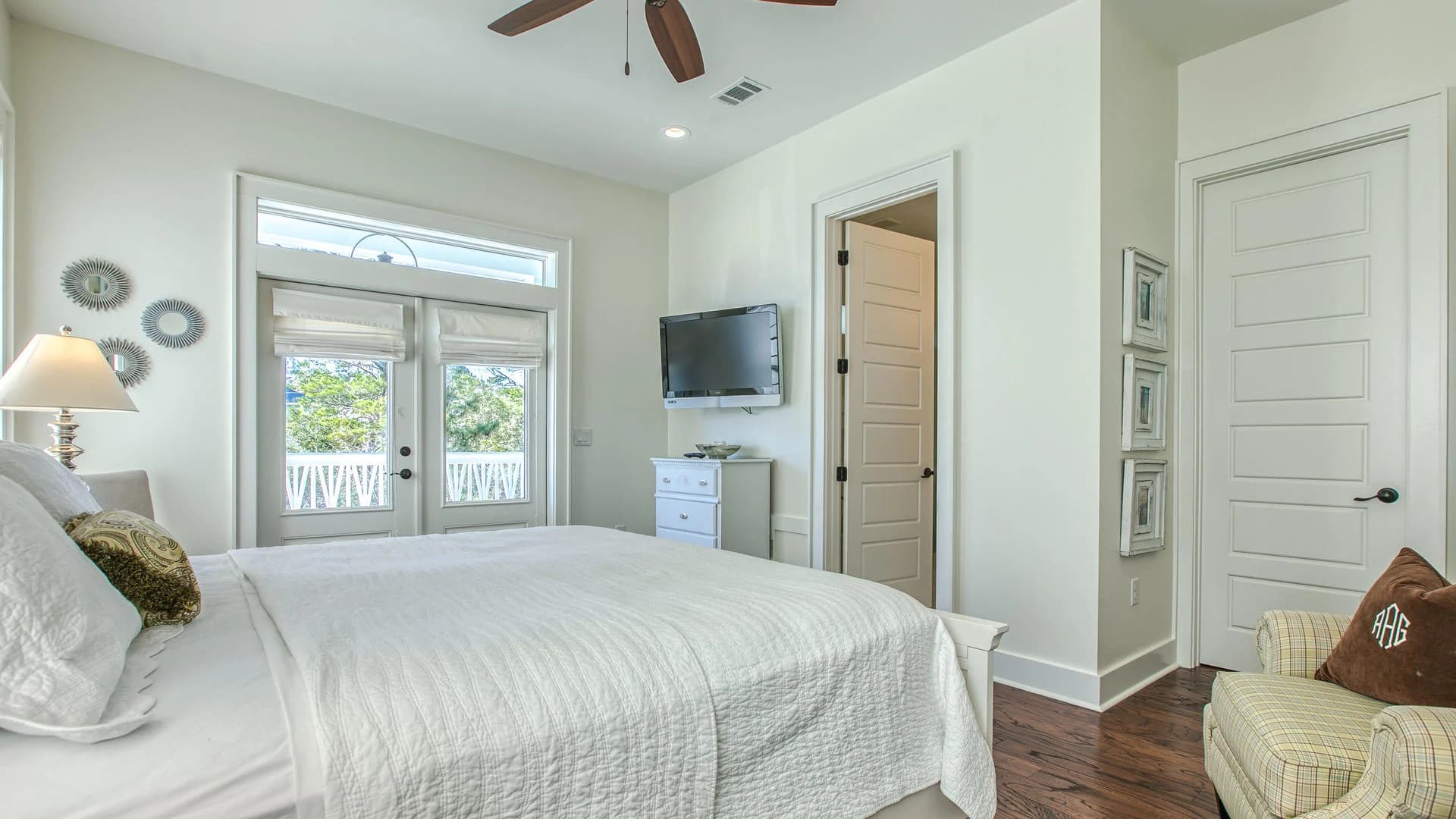 Shades of Blue House - Image 20