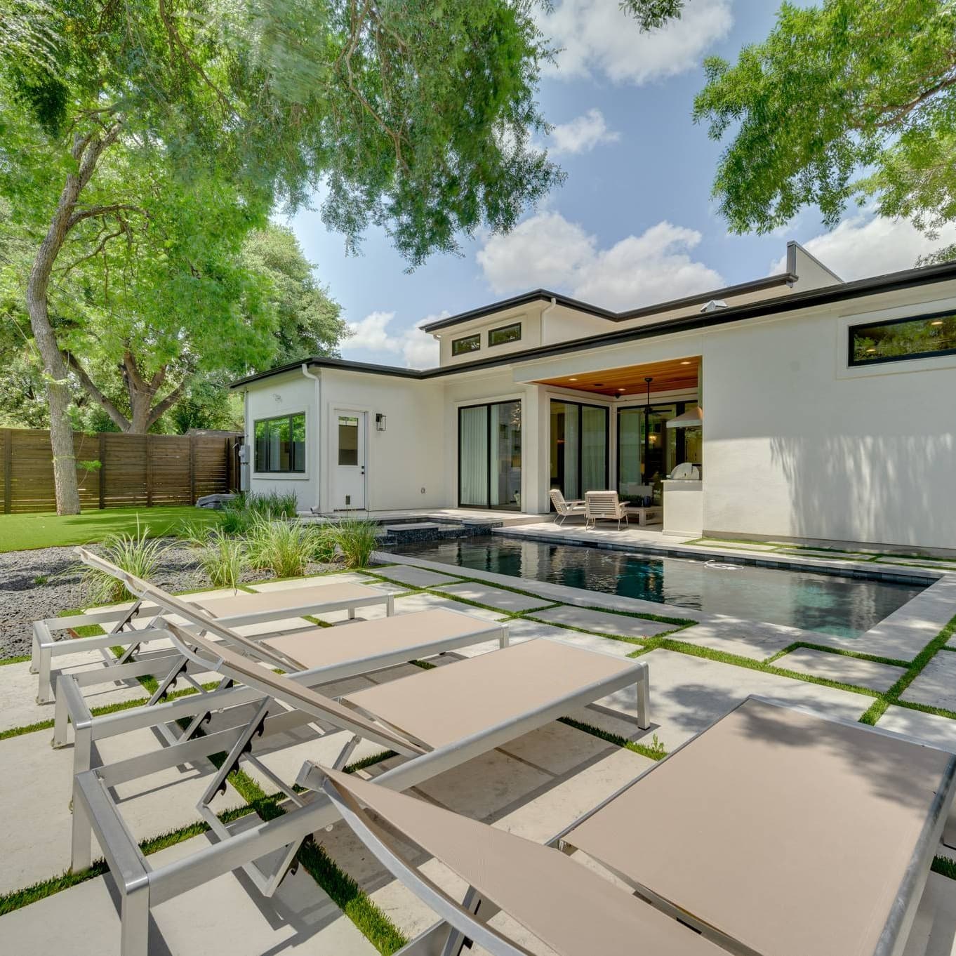 Austin Bella - Image 2