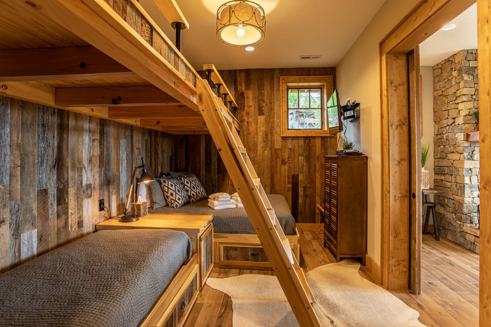 Lazy Bear Home - Image 24