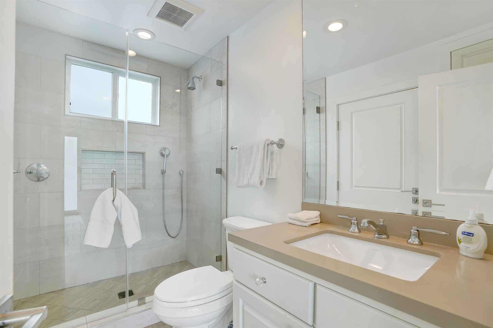 Catalina Oceanfront - Image 32