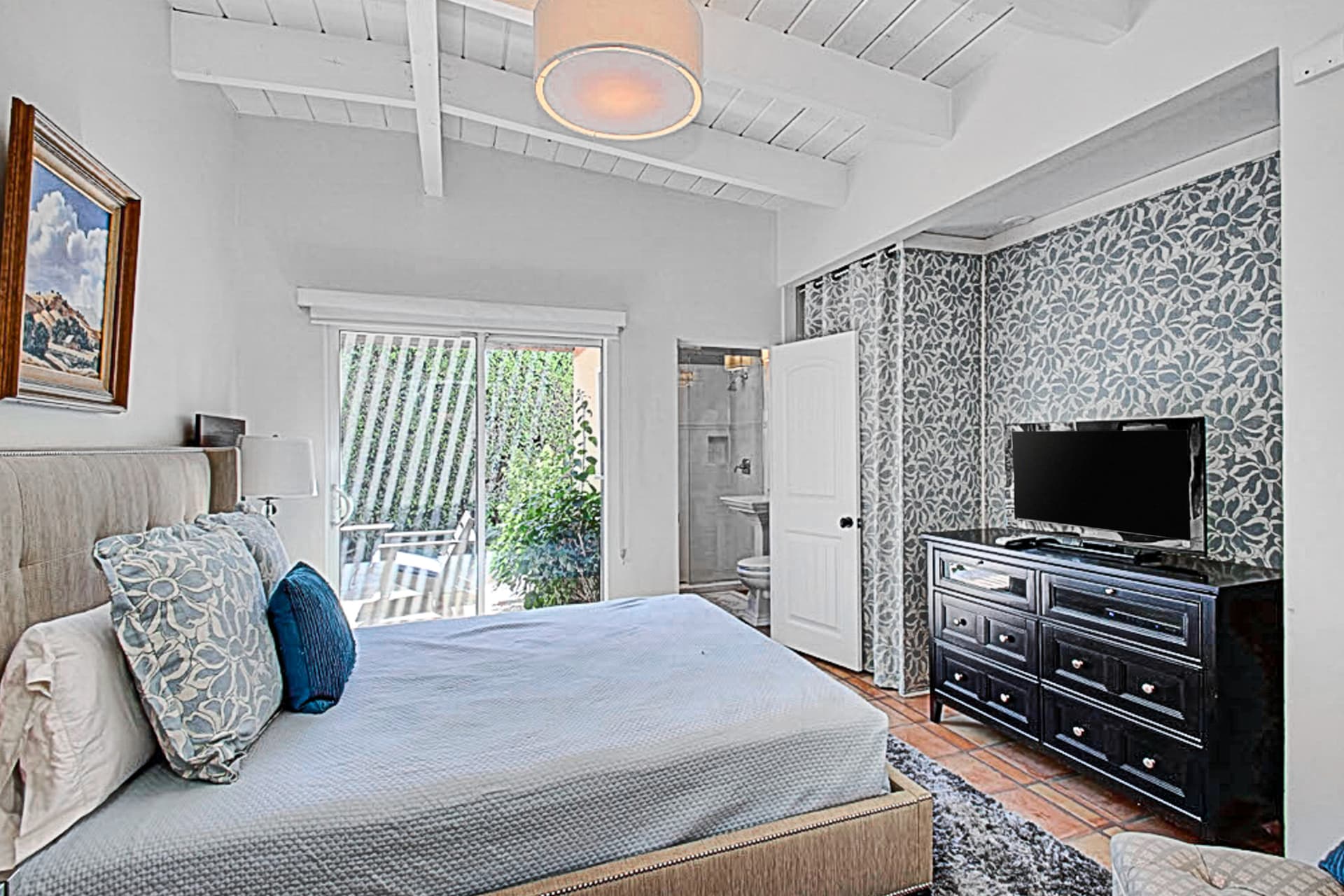 Club 1070 Home - Image 18