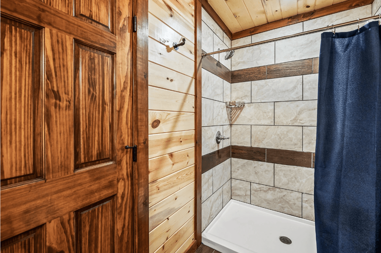 Smokey's Paradise - Image 15