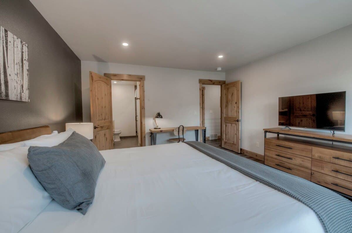 Peaks and Pines - Image 10