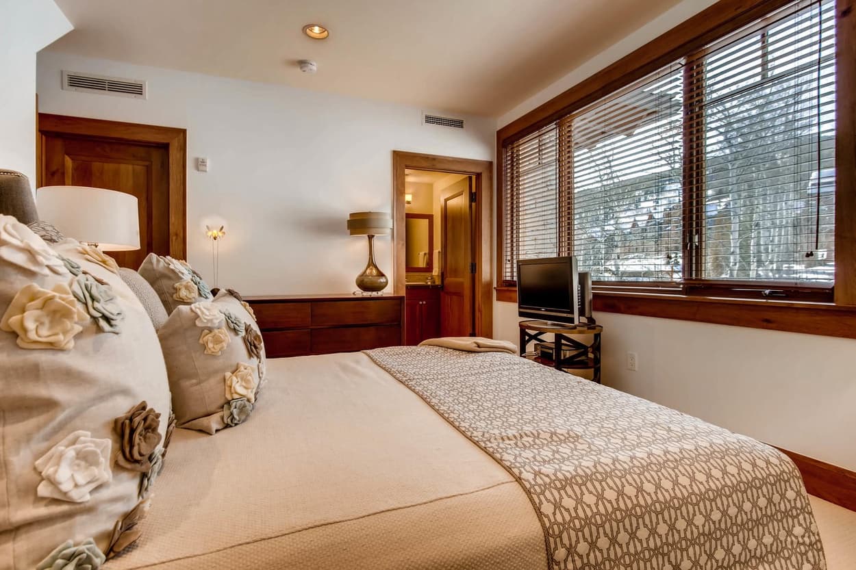 Snowflake Chateau At Hummingbird Lodge - Image 6