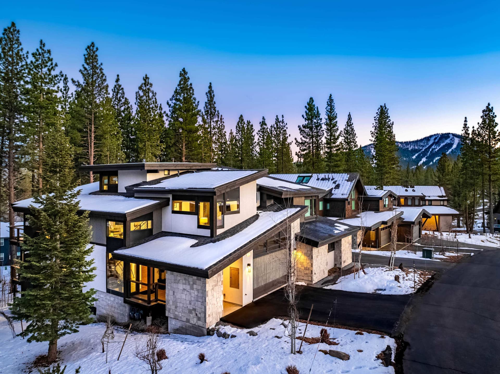 Luxurious Truckee - Image 1