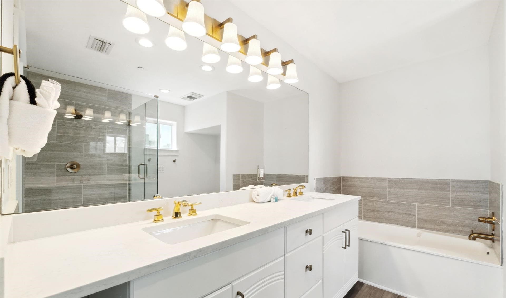 Silver Beach Retreat - Image 24