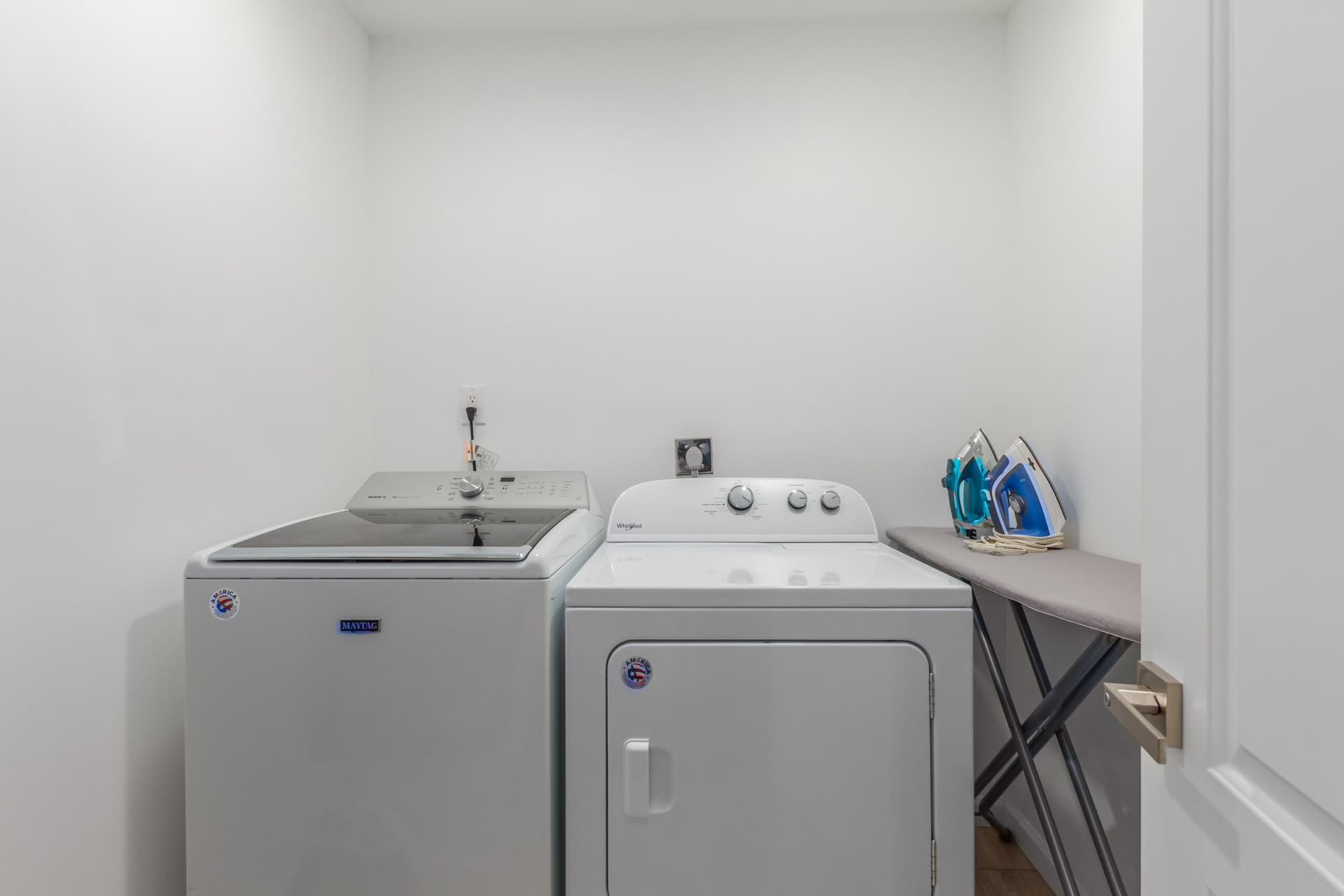 Ochenta Modern Poolhouse - Image 25