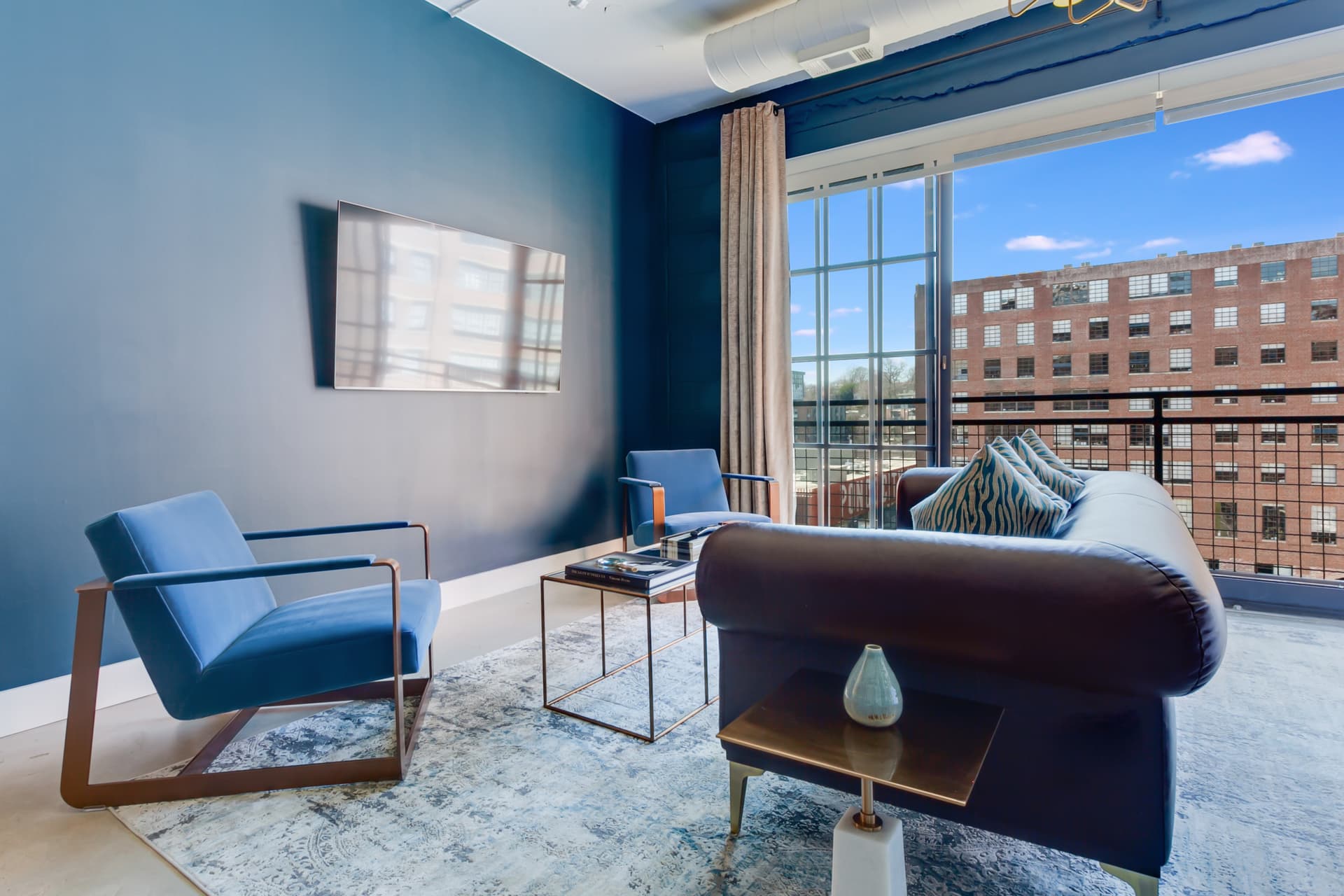 La Femme Flat - Image 3