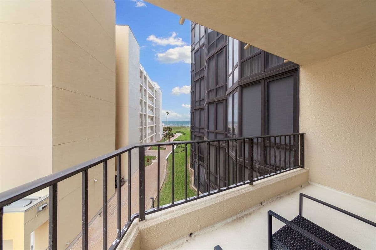 Bridgepoint Residence - Image 29