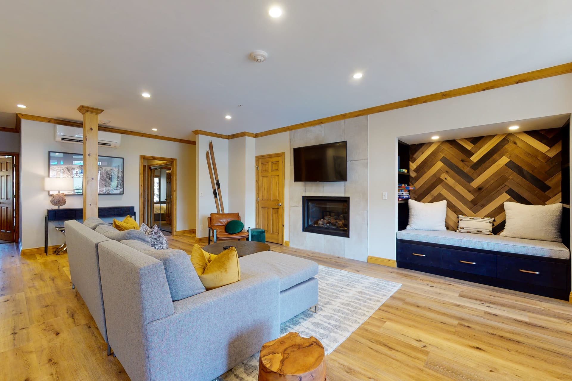 Lion Square East #215 - Image 5