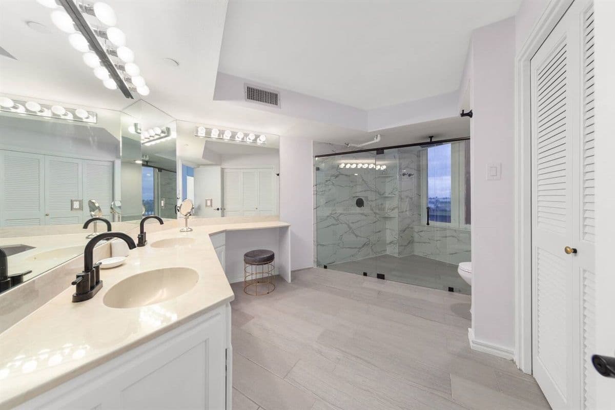 Bridgepoint Residence - Image 27