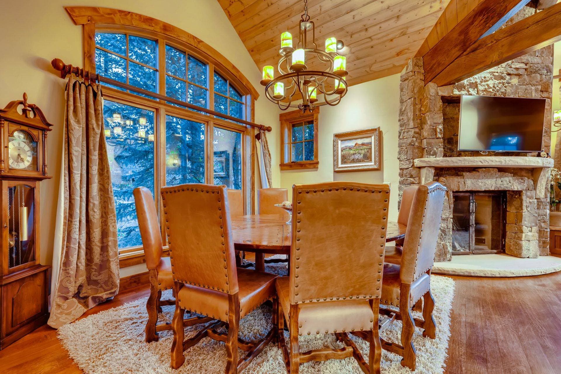 Bear Tracks Lodge - Image 3