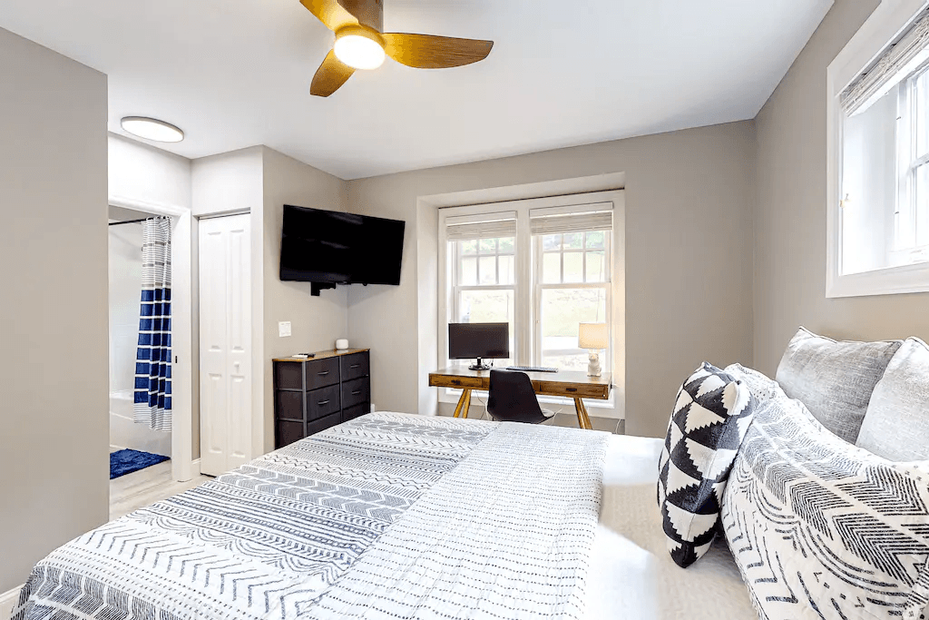 Still Lake Getaway - Image 11