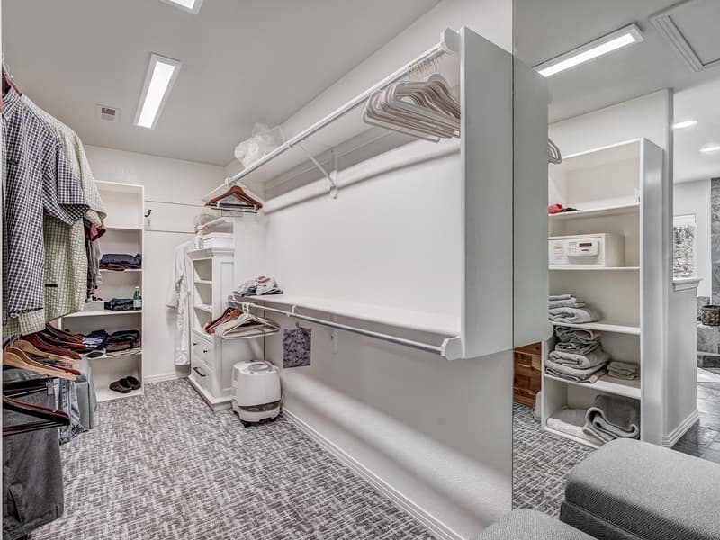 Lakeshore Luxury Chalet - Image 31