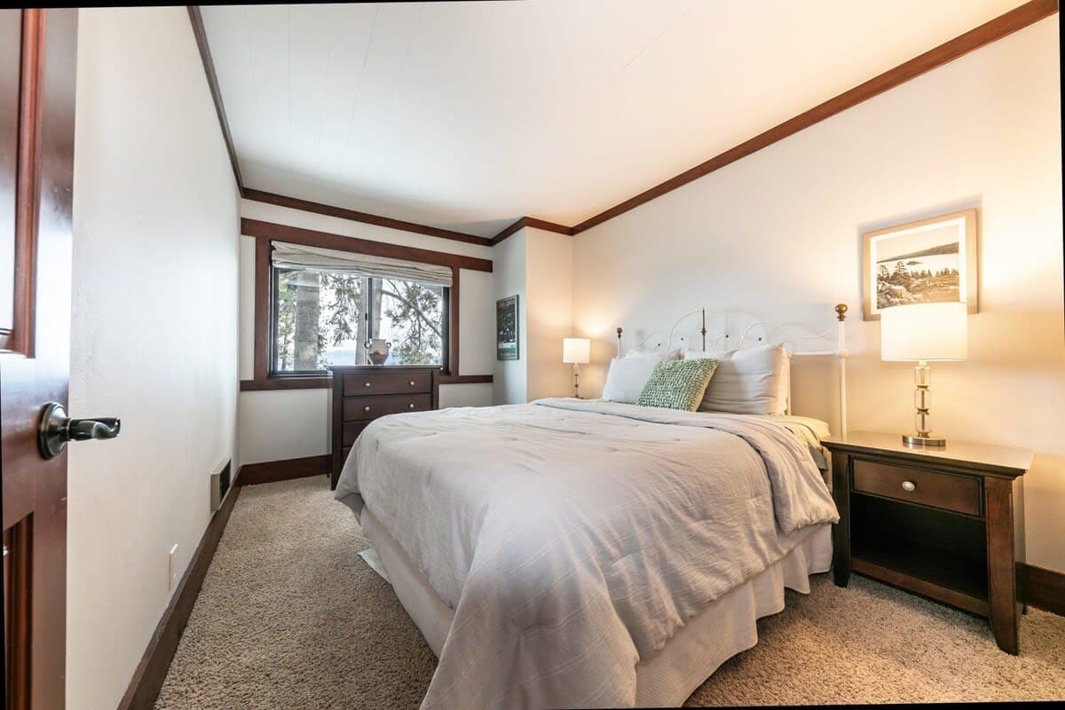 Lakefront Tahoe Retreat - Image 11