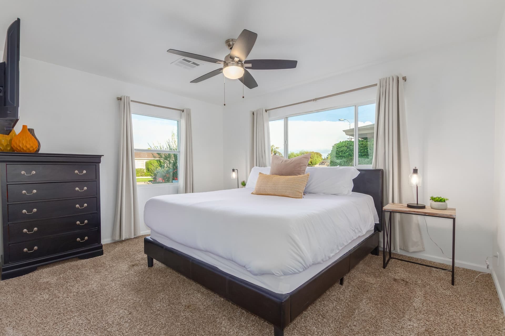 Ochenta Modern Poolhouse - Image 16