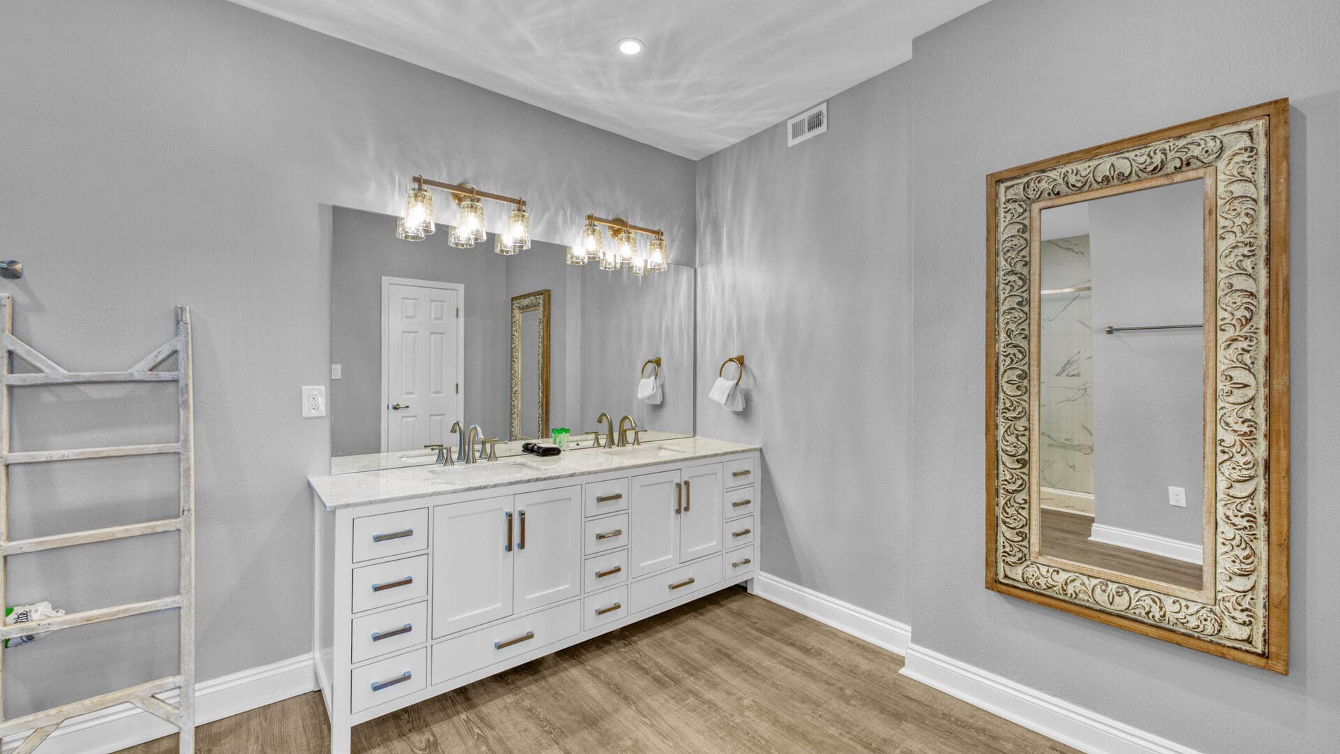 Shoreline Towers Home - Image 11