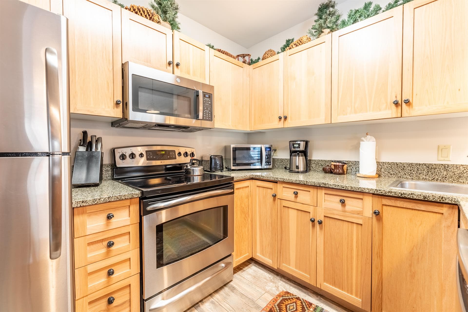 Peakview Penthouse Retreat - Image 15