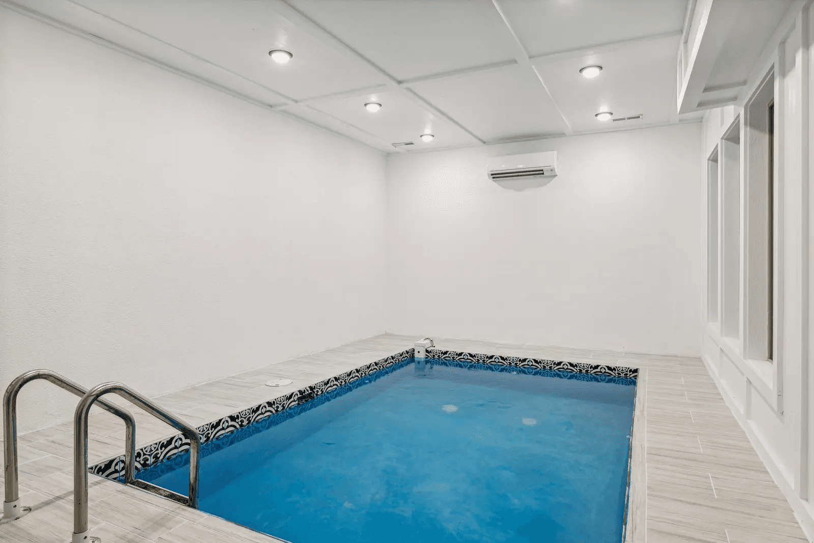 Royal Pool Retreat - Image 24