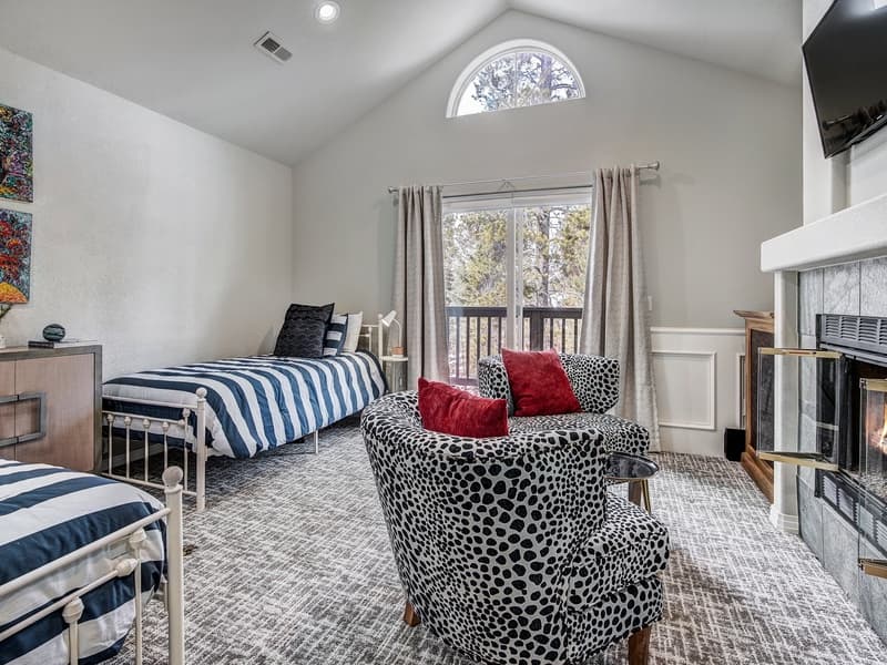 Lakeshore Luxury Chalet - Image 33