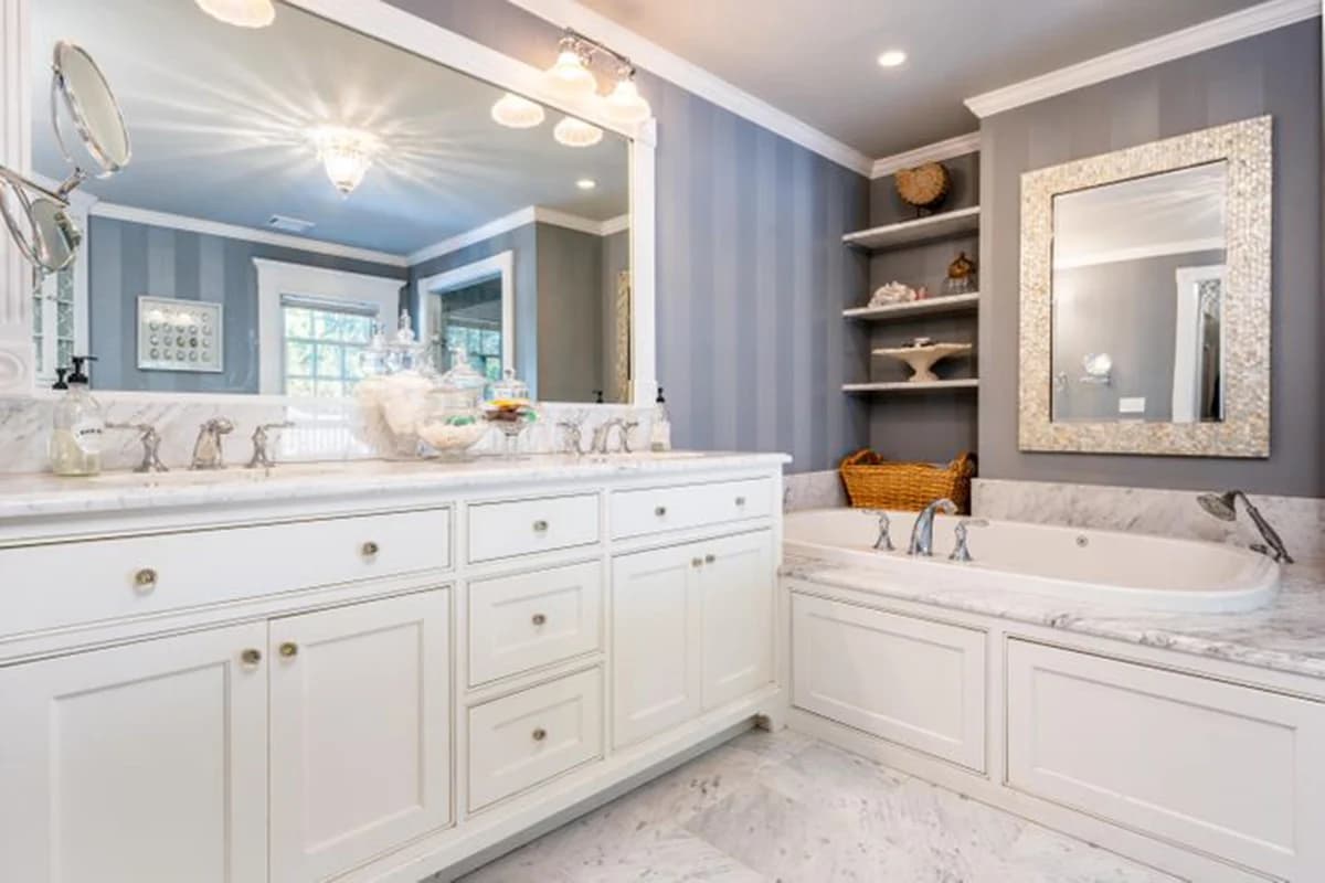 Center Of It All Estate - Image 29