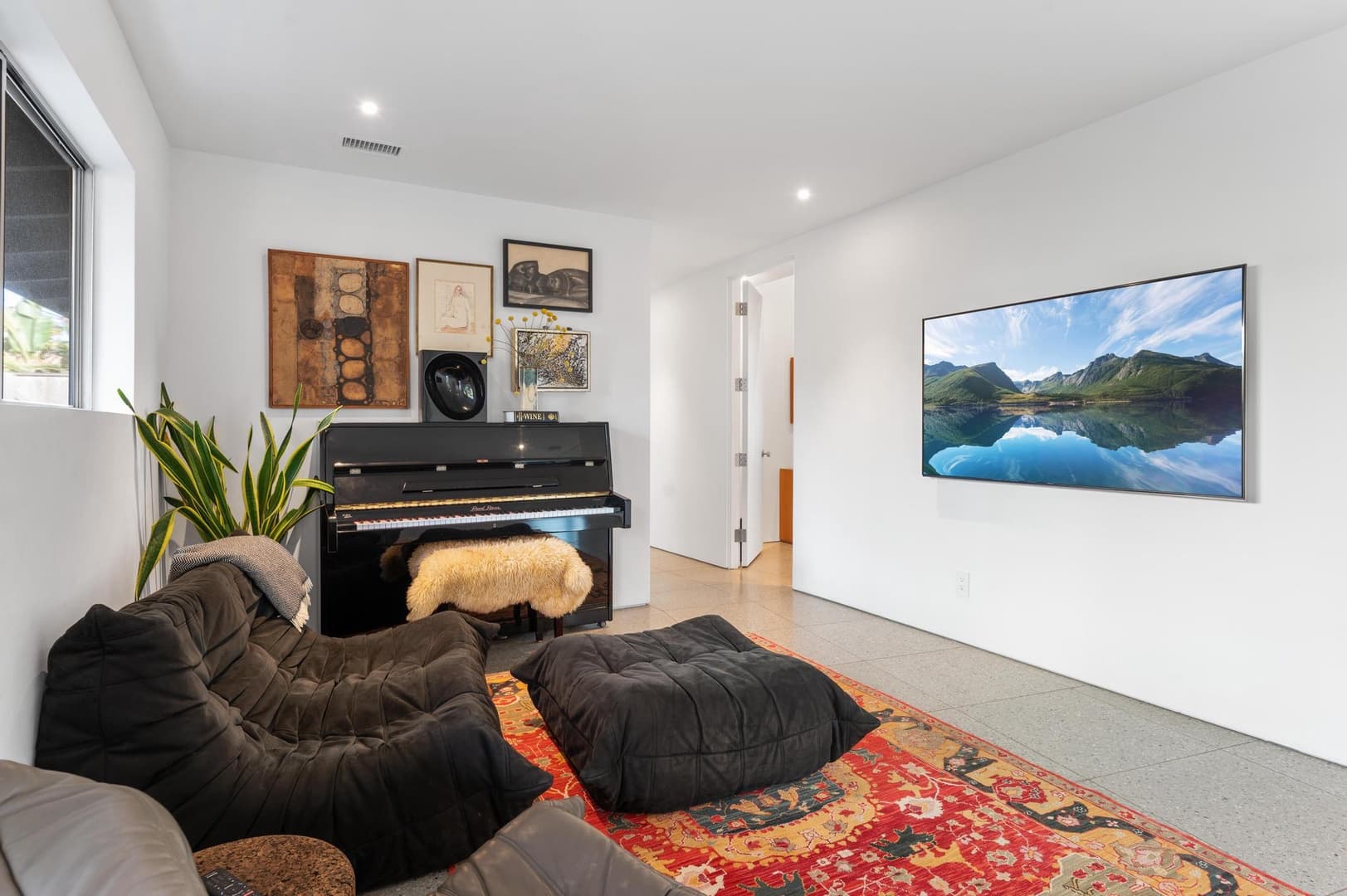 Beachfront Modern Retreat - Image 15