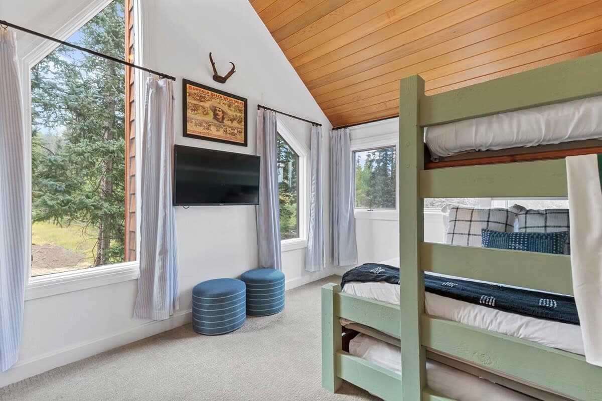 Peak Eight Mountain Escape - Image 22