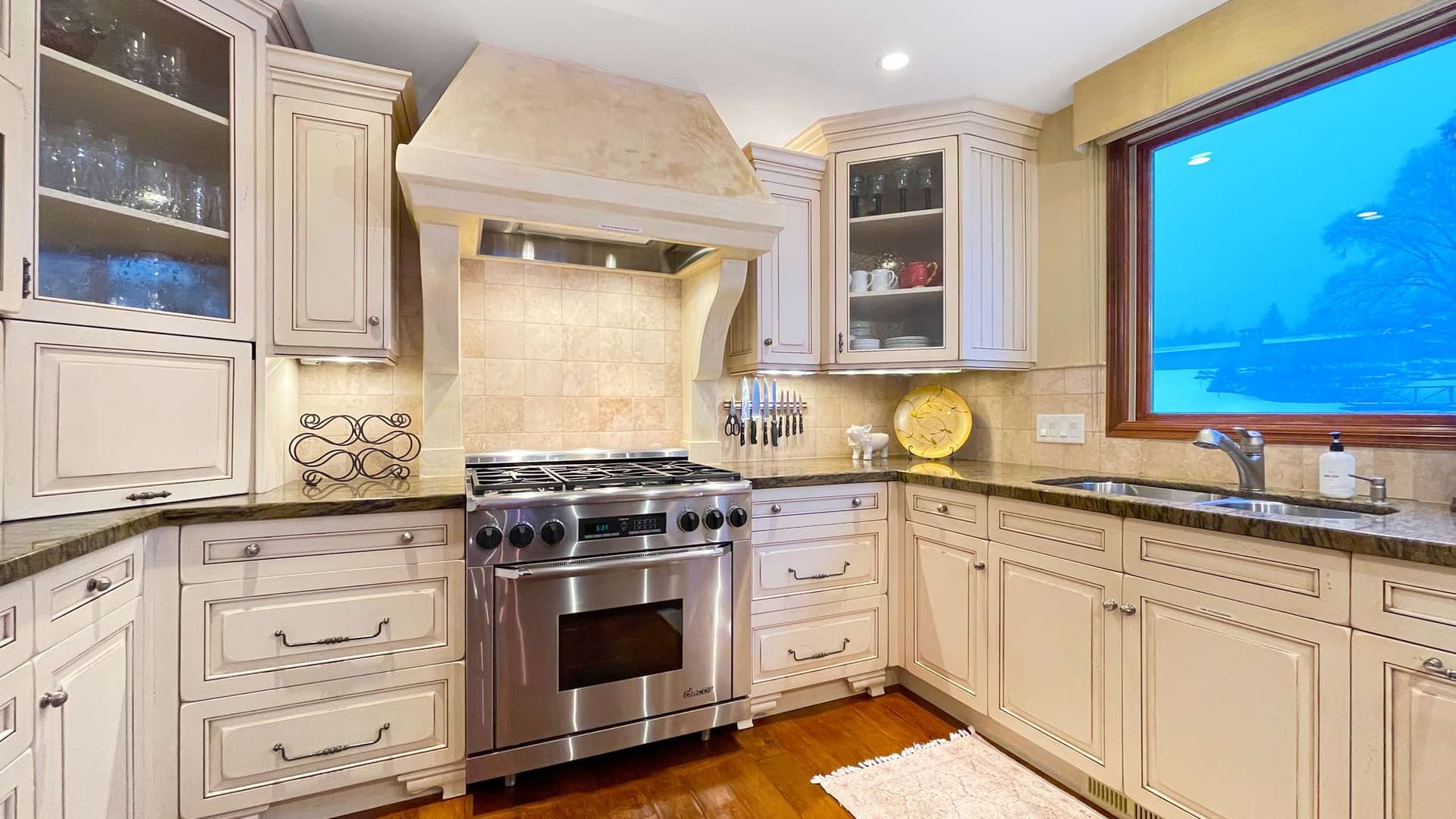 Whispering Waters Chalet - Image 28