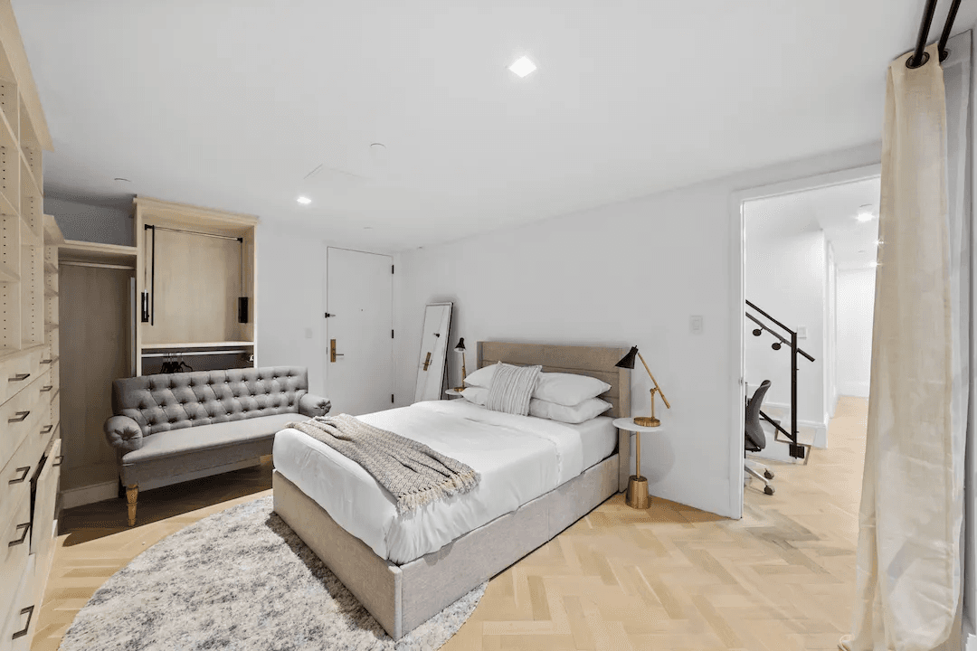 Clinton Home - Image 17