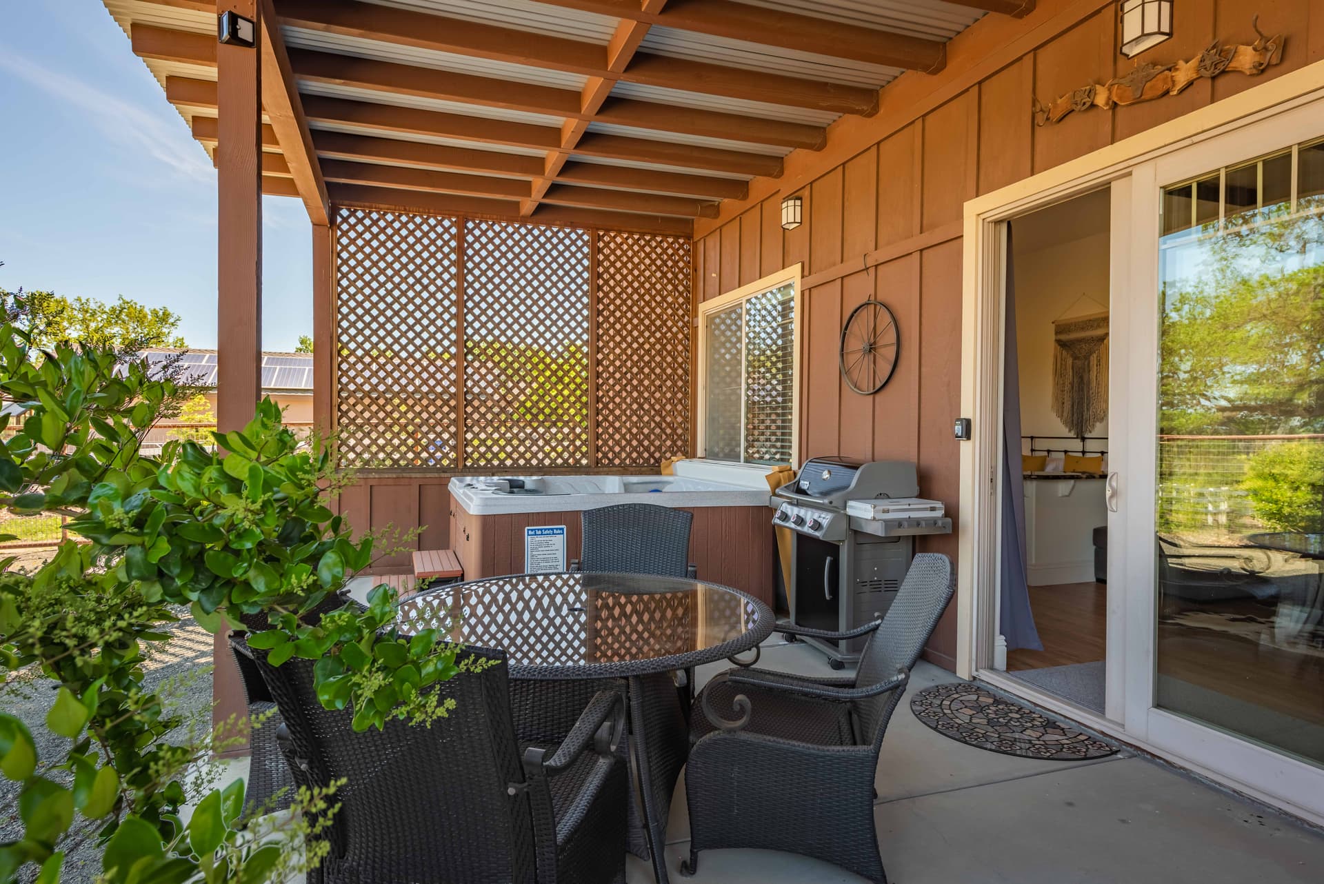 Frontier Hideaway Home - Image 9